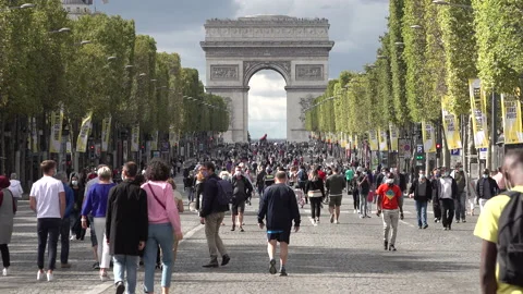 Crowds of people with face masks (Covid-19), Arc de Triomphe Paris France Stock Footage 139702753