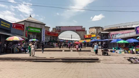 Crowds of people in front of the main gates of the Osh bazaar. Stock-Footage 265058977