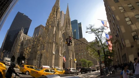 Crowds of people gather in front of St. Patrick's Cathedral to take pictures of Video stock 86323367