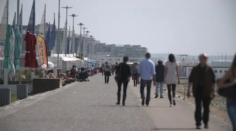 Crowds of people on a sea side 動画素材 68703537