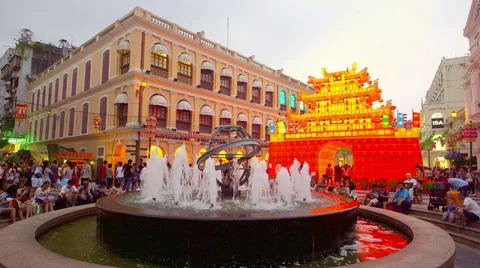 CROWDS PEOPLE SIT ROUND SENADO SQAURE MACAU CHINA Stockbeeldmateriaal 67007976