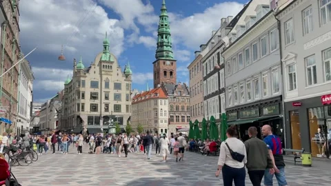 Crowds of people walking down the Stroget street in copenhagen on a sunny day Vidéo 158985318