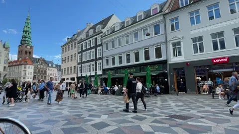 Crowds of people walking down the Stroget street in copenhagen on a sunny day Vidéo 158986396