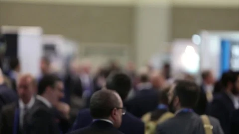 Crowds of people walking past each other at a convention center Vidéo 73753919
