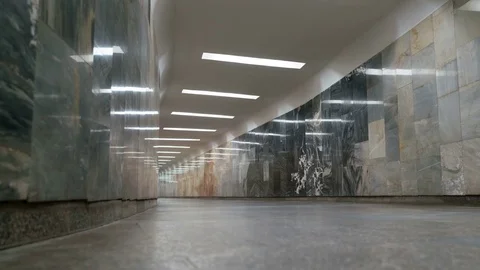 Crowds of people walking by an underground passage Video stock 72370372