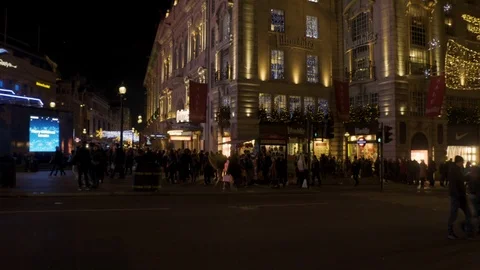 Crowds at Picadilly Circus at Christmas 動画素材 110963257