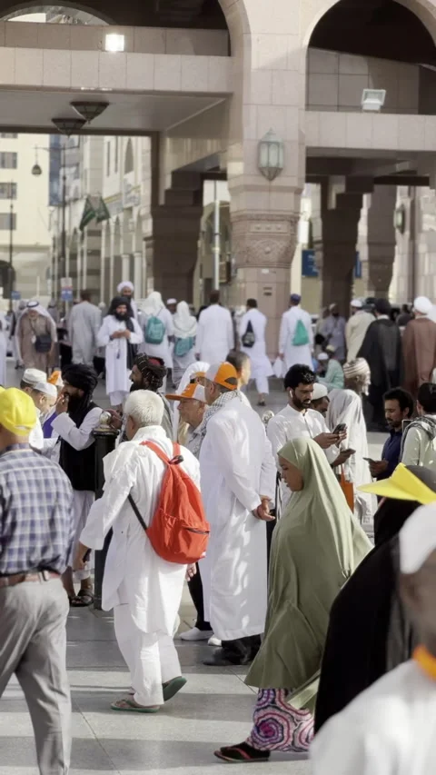 Crowds of Pilgrims Moving Through the Grand Mosque Arches Vídeo Stock 322166414