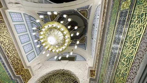 Crowds of Pilgrims at Prophet Mosque in Medina 動画素材 337507599