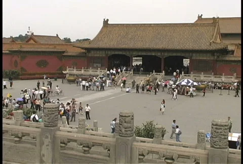 Crowds in plaza by palace 스톡 동영상 274342