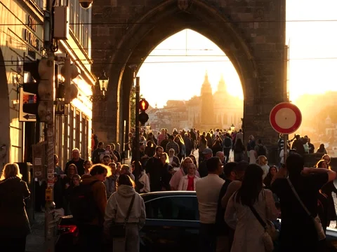 Crowds on Prague's Charles Bridge. Vídeos de archivo 307968513