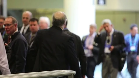 Crowds of professionals walking past each other 動画素材 73754055