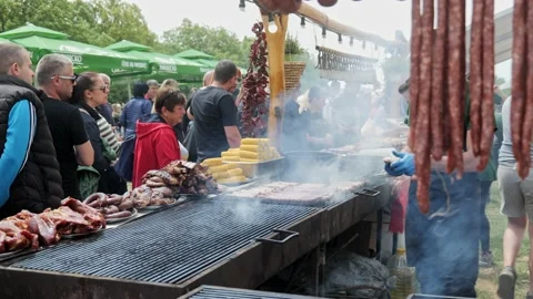Crowds queue for delicious BBQ meats at festival caterers Stock Footage 193364960