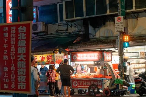 Crowds Queue for Fried Chicken and Scallion Pancake at Night Market Stock Photos