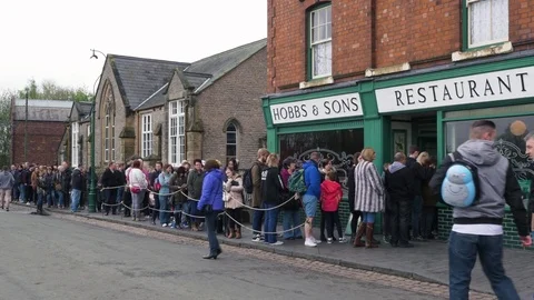 Crowds queue outside a fish &amp; chip shop at the Black Country Living Museum in 库存影片 74905530