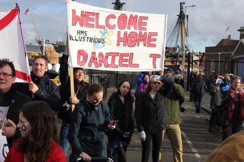 Crowds for the return of HMS Illustrious from the philippines Stock Photos