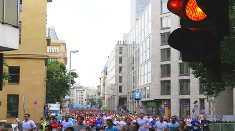 Crowds of runners after marathon start - with warning signal traffic lights Stock Footage 39973276