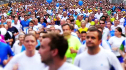 Crowds of runners after marathon start Stock Footage 39973341