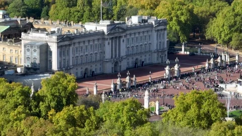 Crowds Stood Outside Buckingham Palace the Iconic Home of the Royal Family Vidéo 219830492