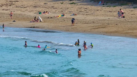 Crowds of summer beachgoers at Anglesea, Australia - November 27, 2018 스톡 동영상 87634958