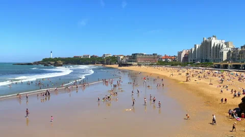 Crowds sunbathing on the sand of Grande Plage beach in Biarritz Vídeo Stock 340151421