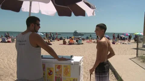 Crowds on a sunny beach (1 of 10) Stock-Footage 10773064