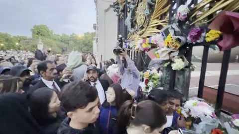 CROWDS TAKING SELFIES BUCKINGHAM PALACE PAYING RESPECTS TO QUEEN ELIZABETH II Stock Footage 208957650