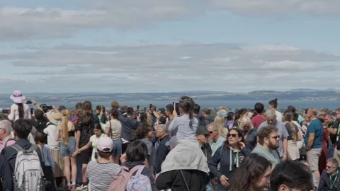 Crowds of tourists at Edinburgh Castle in August Vídeos de archivo 345120800