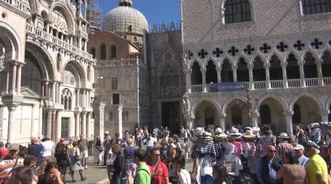 Crowds of tourists in Piazza San Marco Video stock 12302953