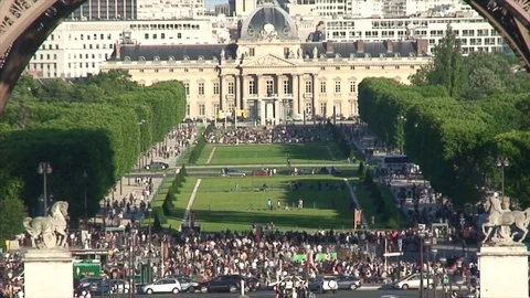 Crowds under the Eiffel Tower in Paris, France Stock-Footage 84958937
