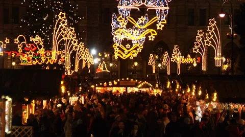 Crowds under light decorations at the Rathausplatz Christmas market in Vienna. Stock Footage 39804633