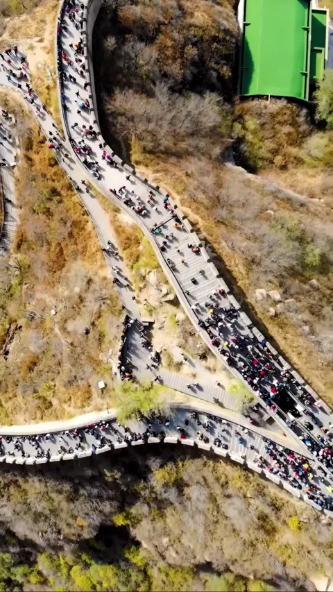 Crowds visit great wall of china from high above during tourism season Vídeos de archivo 335075234
