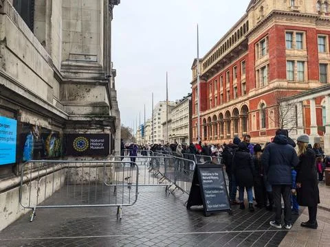 Crowds of visitors queue outside the Natural History Museum entrance on Foto stock