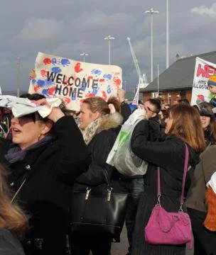 Crowds waiting for the return of HMS Illustrious from the philippines Stock Photos