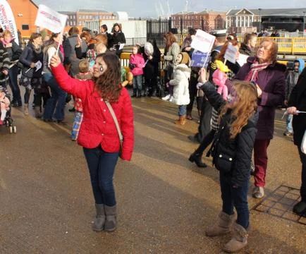 Crowds waiting for the return of HMS Illustrious from the philippines Stock Photos