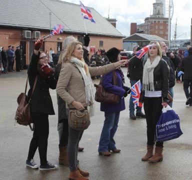 Crowds waiting for the return of HMS Illustrious from the philippines Stock Photos
