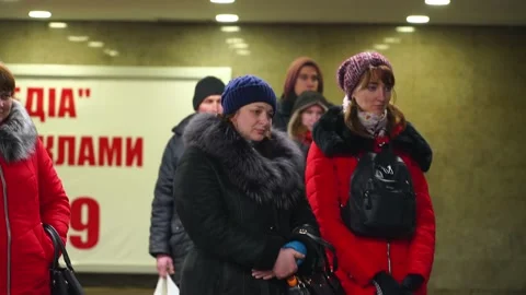Crowds Watching And Clapping At Piano Busker At Train Station In Kyiv, Video stock 144798007