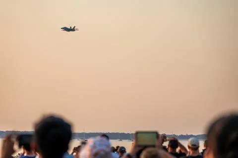 Crowds watching the Pitch Black Exercise 2024 at Mindil Beach in Darwin Stock Photos
