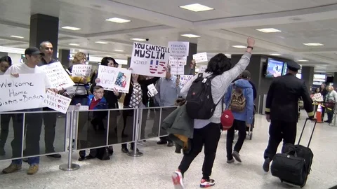 Crowds welcome refugees after 2017 Trump Refugee Ban. Video stock 125868331