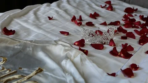 The crown of the bride with roses is a beautiful room Stock Footage 129768027