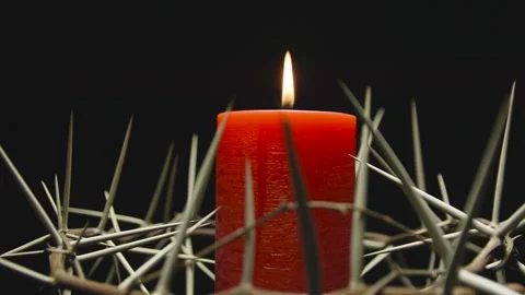 The crown of thorns with a red burning candle inside in rotation. Easter. Stock-Footage 303955284