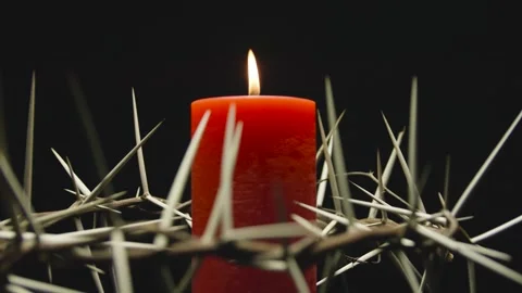 The crown of thorns with a red burning candle inside in rotation. Easter. Stock-Footage 303955433