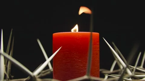 The crown of thorns with a red burning candle inside in rotation. Easter. Stock-Footage 303955480