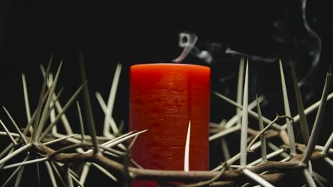 The crown of thorns with a red burning candle inside in rotation. Easter. Stock-Footage 303955571
