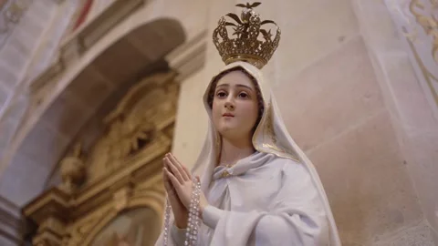 Crowned statue of our lady of fatima in prayer inside church interior Vídeo Stock 313097411