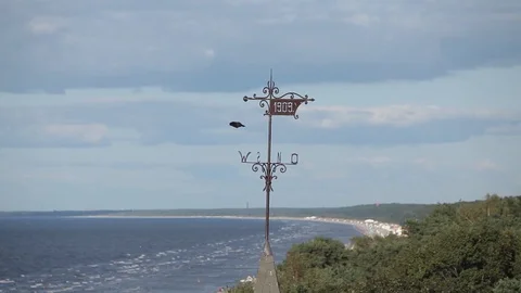 Crows fly by the sea playing with Spire of a house by the sea Vídeos de archivo 95339808