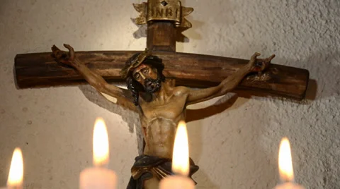 Crucifix and candles 库存影片 33581341