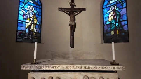 Crucifix hanging on wall Vídeos de archivo 315075583