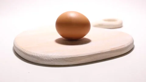 Crude egg, close up on a wooden background Vídeo Stock 149031803
