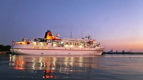 Cruise liner on the harbor 스톡 동영상 42933649
