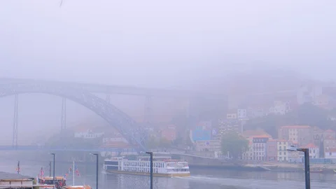 Cruise ship and Dom Luis Bridge on a foggy morning in Porto, Portugal Vídeo Stock 108463595